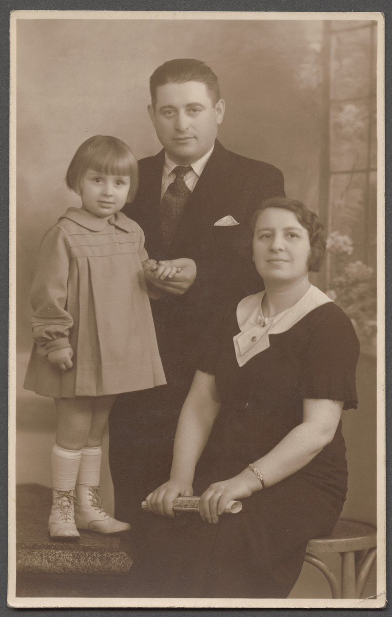 Portrait of Cyrla and Szmul Berenzon with their eldest daughter Mathilde.

Szmul and Cyrla were Polish-Jewish immigrants who had relocated to France in the interwar period, and  relatives of the donor.