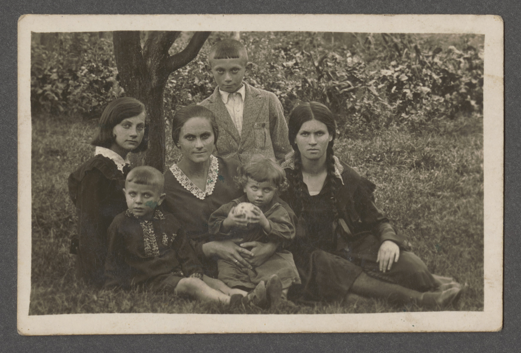 The Szwarcman family poses outside in prewar Aleksandria.

Pictured from left to right are the Szwarcman siblings Fania, Rosa, Boris and Sonia.  Pictured in front are Rosa's two children .