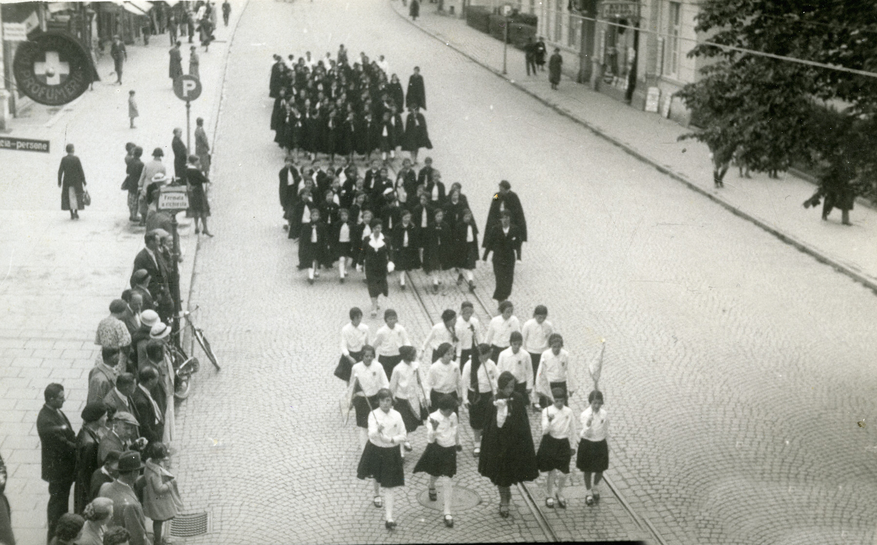 Members of the Fascist Youth movement Picolo Italiana march down a street in Merano in honor of Mussolini.

Among those pictured is Anna Kohn (membership in the organization was obligatory at that time; even for Jews).