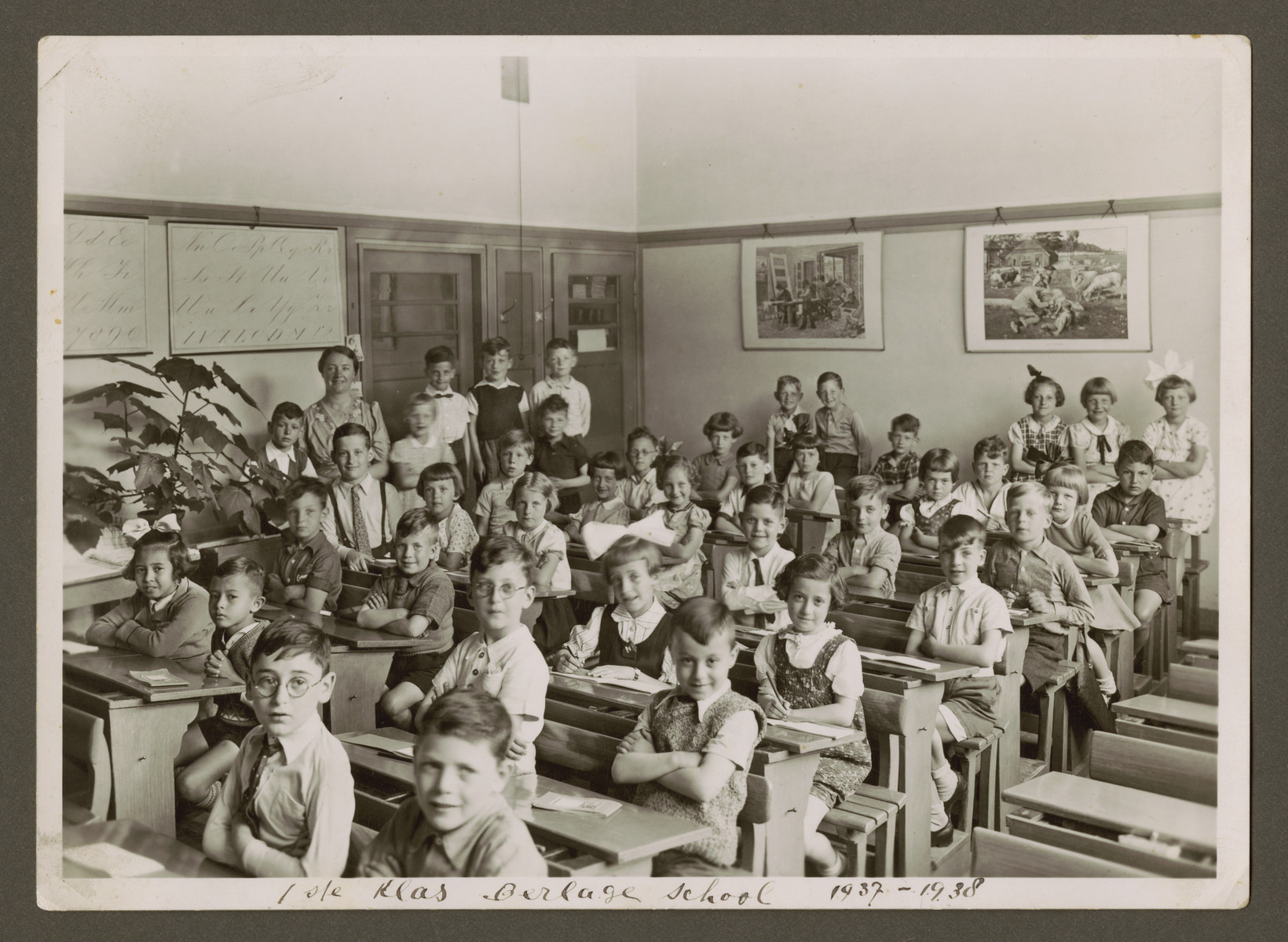 Group portrait of children in an elementary class in the Berlage school in Amsterdam.

Elisabeth Rodrigues is pictured in the middle, second from the left with dark hair.