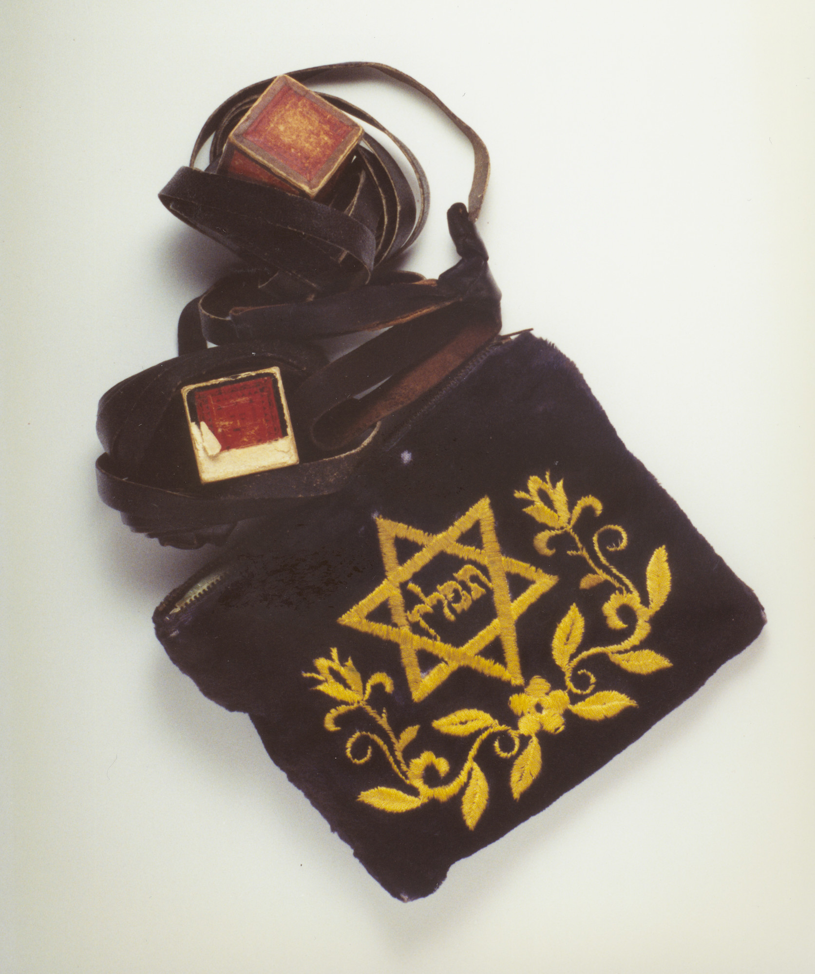 1st century Tefillin (Jewish ritual gear) from caves in the Judean desert  compared to modern ones [1134x835] : r/ArtefactPorn