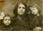 Esther Zagron with her daughters Giselle (left) and Claudine (right).