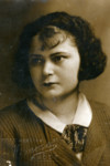 Studio portrait of Guta Ciechanowska (later Graubart) at age twenty-one.