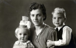 Portrait of an unidentified Dutch family who provided a hiding place for Erna Stopper during the war.