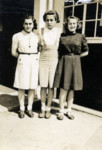 Ilse Blau (left) with two other girls, upon her arrival in England on a kindertransport.