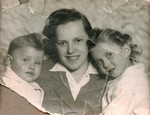 Sara Meisels poses with her two daughters Miriam (left) and Yehudit (right.).