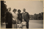 The Van Weenen family visits the Mendels family in Paris.
