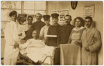 Friedrich Brodnitz (fourth from the left) visits a friend in a German military hospital.