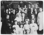 Group portrait of the wedding party at the marriage of Bertha Steinberger and Siegmund Marx in Dettelbach, Germany.