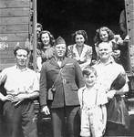 Departing Jewish DPs pose in the open door of a railcar with Saul Sorrin, director of the Neu Friemann displaced persons camp.