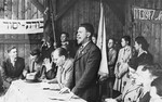 A DP spokesman delivers a speech at a Zionist meeting in the Neu Freimann camp.