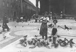 Berta and Inge Engelhard play with the pigeons in front of the Feldherrenhalle in Munich.