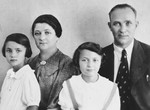 Studio portrait of the Eisenstab family.

From left to right are Elfi, Jetty, Lucie and Eisig Eisenstab.
