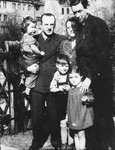 DP leader Norbert Wollheim poses with the Fabian family.