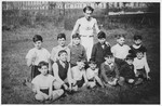 Alex Hochhauser poses with a group of boys from the Bar Kochba sports club in Breslau.