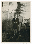 Ilse Oschinsky and her cousin Heinz Schleyer stand under a tree in a garden.