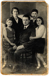 Portrait of the Tytelman family.

Among those pictured are the donor's mother, Pauline, her brother Samek (Samuel), and her sister Rega (Regina).