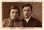 Studio portrait of a young Polish-Jewish couple.

Jadja Samszul is on the left.