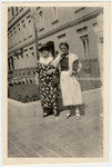 Helene Rappapor tand Mirjam pose in front of her house on Salomon Street in Leipzig.