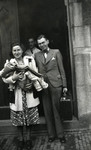 Ephraim and Johanna Rosenbaum leave the Portuguese Israelite Hospital (PIZ) with their newborn daughter Betty.
