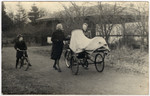 Edith van Dam transports her nephew Jaap van Dam in a covered cart to a hospital to have an appendicitis during the final weeks of the war.