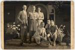 Portrait of the van Heek family, the rescuers of Isidoor and Clara van Dam.