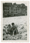 Fred and Leo Gross play in the sand during a beach vacation in Knokke.