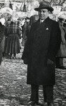 Prewar photograph of Zoltan Meisels standing in an outdoor market.
