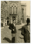 An unidentified man stands in front of the Alte Szil Synagogue in Lódz.