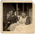 Richard and Eva Elli Flechtheim sit on a veranda.