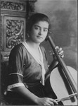 Studio portrait of Frieda Belinfante with her cello.