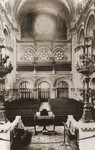 Picture postcard of the sanctuary of the rue de la Victoire synagogue in Paris that was sent by Erika Vermes to her mother.