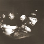 Elderly Jews rescued from Theresienstadt enjoy a warm meal in the Hadwigschulhaus in St.