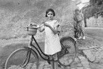 Ruth Herz stands by her bicycle on a street in Holzheim.