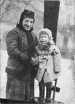 Prewar portrait of Dworje Rein and her daughter Lea bundled in winter coats.