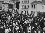 A crowd of Jews fill the market square in t Szeroka, Kazimiersz.