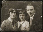 Szmuel and Lonia Liwer with their son Salek.