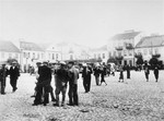 Jews are gathered in the town square of Raciaz.