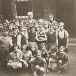 Group portrait of students at the Israelitische Volkschule Essen after the expulsion of the children of Polish origin.