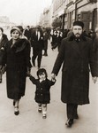 Hinda Sztajnberg, her husband, Leon (Leib) Sztajnberg and their son, Mordechai Zvi in the streets of Czestochowa.
