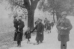 Jewish refugees and a German officer in the vicinity of Klobuck.