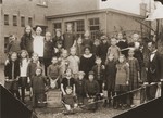 Group portrait of Dutch pupils at a public elementary school in Boekelo.