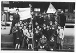 Teenagers from the Zeilsheim children's center pose together with a Zionist flag.