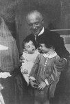 Portrait of Richard Bloch with his two daughters Gerda and Doris.