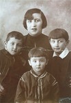 Passport photograph of Frymeta Goldberg and her three children: Rachela; Szlama and Ruda.