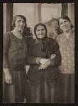 Portrait of Hinda Gartenberg with her daughters Anna Gartenberg and Regina Fern.