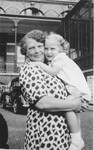 Portrait of Bertha Sluizer with her granddaughter, Yoka Verdoner.