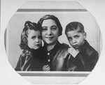 Portrait of Ita Guttman with her twin children Rene and Renate.