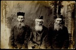 Avigdor Dwilanski (center) with his two brothers Rabbi Moshe-Leib Krisilov (left) and Rabbi Kosolewicz (first name unknown).