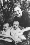 Portrait of Ita Guttman with her twin children: Rene (right) and Renate (left).